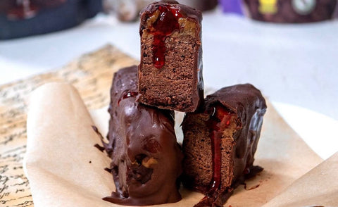 Die ultimativen Himbeer-Erdnussbutter-Proteinriegel